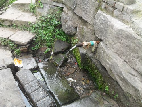 发现:泸州城郊有山泉&nbsp;冬暖夏凉甘冽似圣水(图)