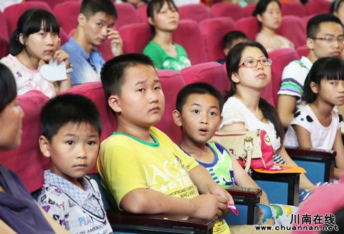 龙马潭区举行第二届留守学生自强、关爱之星事迹报告会(图2) 龙马潭区举行第二届留守学生自强、关爱之星事迹报告会(图2)