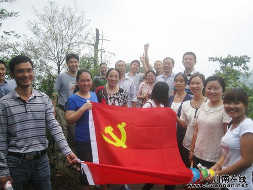 立石镇：团结小学党员教师“重走长征路”提高党支部凝聚力