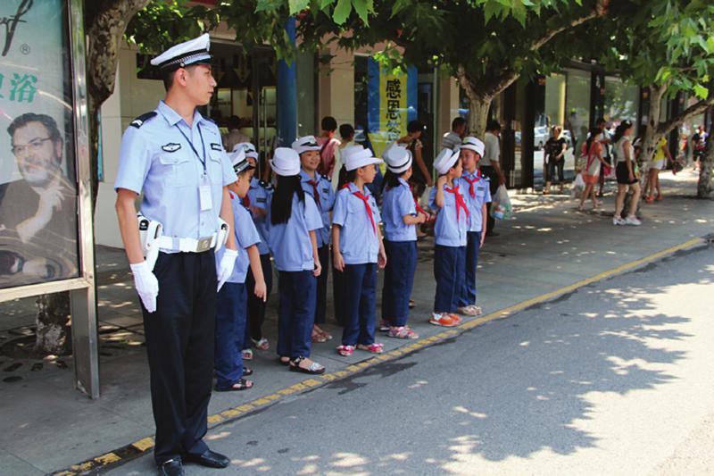 宜宾“最帅交警”带“小交警”上路执勤