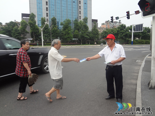 华阳街道:利用周末走上街头 机关干部“兼职”文明劝导员(图1) 华阳街道:利用周末走上街头 机关干部“兼职”文明劝导员(图1)