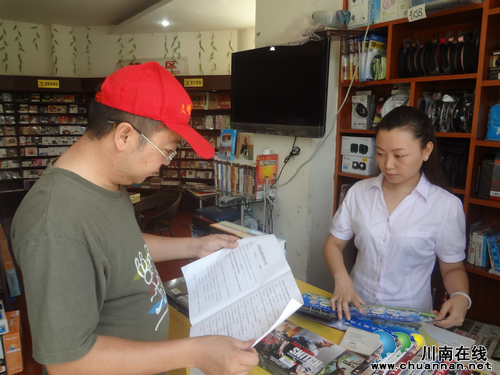 华阳街道：利用周末走上街头　机关干部“兼职”文明劝导员