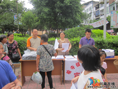 喻寺镇:世界人口日,文化快车来演出(图2) 喻寺镇:世界人口日,文化快车来演出(图2)