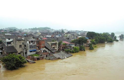 洪峰来袭水淹民房&nbsp;自贡沿河房屋只露"尖尖角"