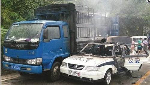 泸州古蔺一警车自燃&nbsp;滑行了数米货车着了