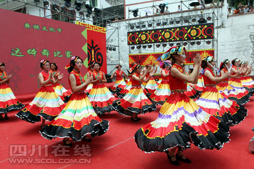 叙永纪念石厢子会议78周年暨彝族火把节举行(图2)