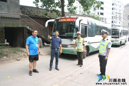 市、县两级领导来海潮镇视察防汛抢险工作(图2)