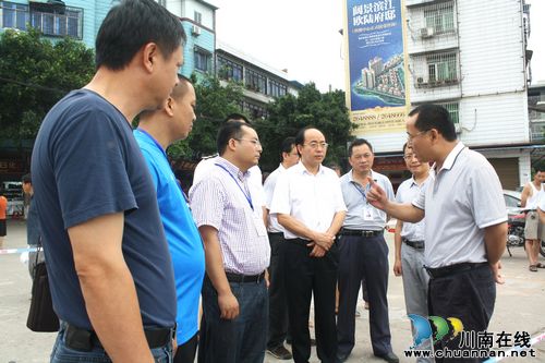 市、县两级领导来海潮镇视察防汛抢险工作