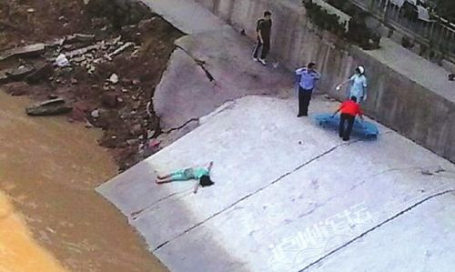 泸州妙龄女纵身跳下沱江一桥&nbsp;摔在石坝上身亡