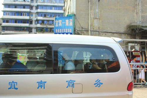 网曝宜南班车:有人不载有车不开?
