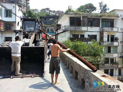 落卜镇：拆除危险电杆&nbsp;杜绝安全隐患