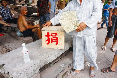 记者调查宜宾一乡道上村民拦车索捐为哪般?
