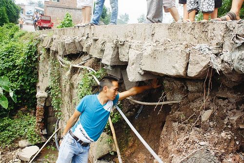 调查:宜宾一乡道上村民拦车索捐为哪般?(图2) 调查:宜宾一乡道上村民拦车索捐为哪般?(图2)