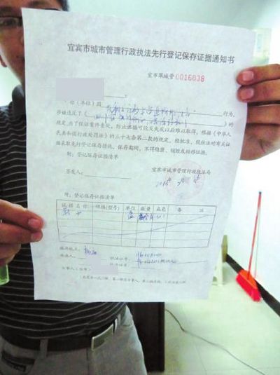 城管最近很受伤&nbsp;执法被摊贩扇耳光