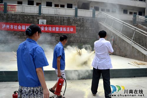 泸州市福利院开展消防安全培训暨灭火演练活动(图2) 泸州市福利院开展消防安全培训暨灭火演练活动(图2)