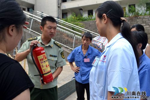 泸州市福利院开展消防安全培训暨灭火演练活动(图1) 泸州市福利院开展消防安全培训暨灭火演练活动(图1)