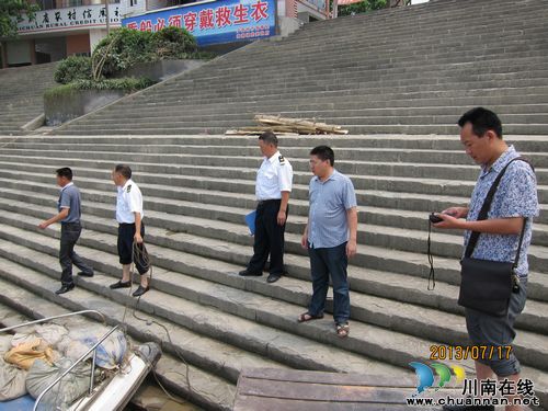 海潮镇：在沱江河海潮段流域开展联合执法大检查