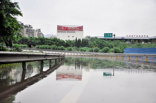 道路积水严重&nbsp;宜宾北收费站车辆无法通行