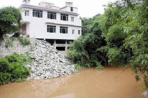 煞风景的"风景线"——宜珙路两旁刻碑产业调查(图2) 煞风景的"风景线"——宜珙路两旁刻碑产业调查(图2)
