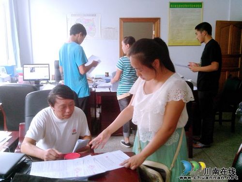 泸县积极为贫困大学生办理助学贷款