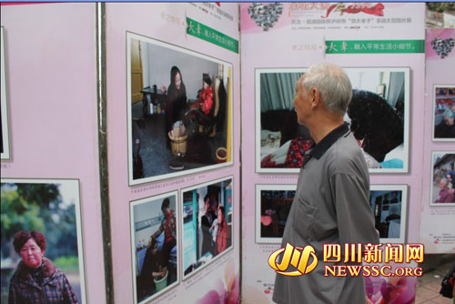 泸州:云溪桥上"百大孝子"美名传 区县图片展拉开序幕(图3) 泸州:云溪桥上"百大孝子"美名传 区县图片展拉开序幕(图3)