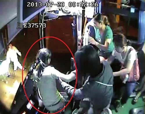 高速路上孕妇流产 大客车变“救护车”(图1) 高速路上孕妇流产 大客车变“救护车”(图1)