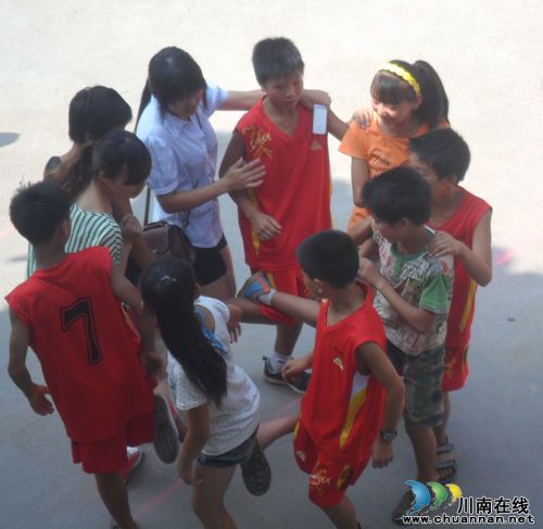 大学生暑期支教自筹资金为“苗家娃”购买奖品(图1) 大学生暑期支教自筹资金为“苗家娃”购买奖品(图1)