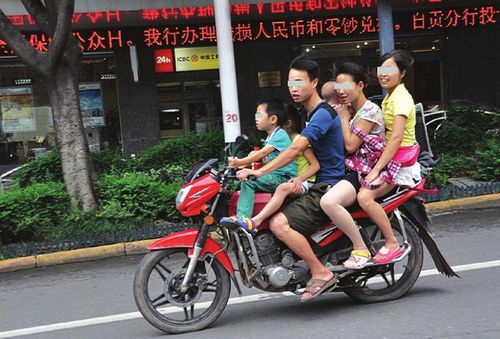 自贡"疯狂摩托车"和印度火车有一拼
