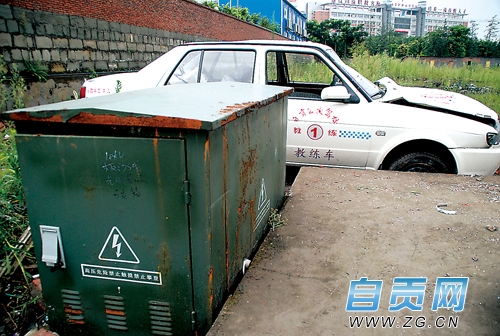 驾照考场惊魂一幕&nbsp;学员驾车撞穿围墙飞下堡坎