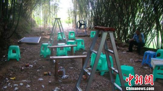 泸州纳溪打掉一流动赌场 接送赌客车辆携带枪支(图1) 泸州纳溪打掉一流动赌场 接送赌客车辆携带枪支(图1)