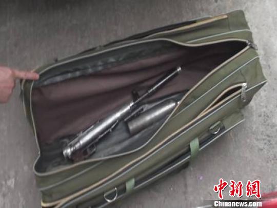 泸州纳溪打掉一流动赌场 接送赌客车辆携带枪支(图2) 泸州纳溪打掉一流动赌场 接送赌客车辆携带枪支(图2)