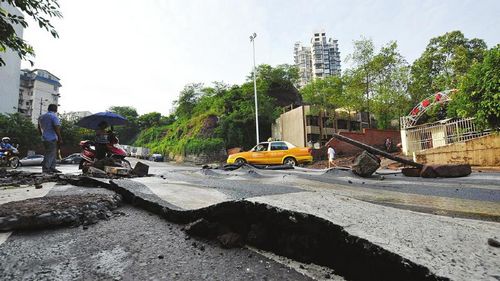 暴雨下的宜宾&nbsp;大街竟被"扒皮"(图1)
