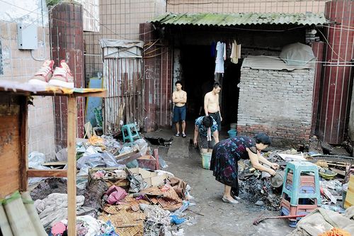 暴雨来袭 宜宾江北解放北路一带很“受伤”(图1) 暴雨来袭 宜宾江北解放北路一带很“受伤”(图1)