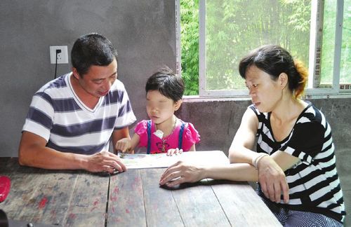 癌症妈妈：离世前想看女儿用嘴吃饭(图1)