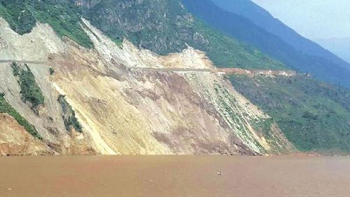 滑坡掀20米巨浪&nbsp;金沙江边12人失踪(图1)