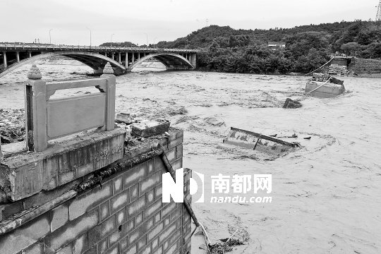 <p> 7月10日,四川省江油市盘江大桥垮桥现场,江上的桥面已完全坍塌。南都记者 谭庆驹 摄</p>