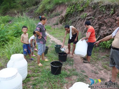 水尾镇:人大代表为缺水农户送水(图2) 水尾镇:人大代表为缺水农户送水(图2)