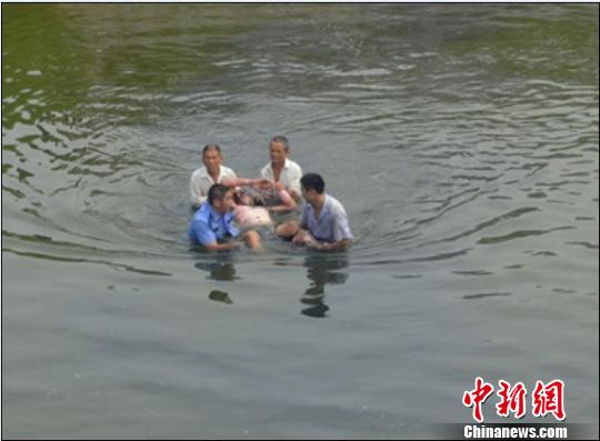 泸州一男子钓鱼触电摔下河 全身65%烧伤(图)(图1) 警民携手救人 周伟 摄src="https://www.chuannan.net/uploads/oldimg/201307/20130730160017831.jpg"
