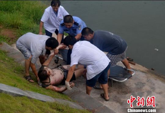 泸州一男子钓鱼触电摔下河 全身65%烧伤(图)(图2) 触电男子被营救上岸 周伟 摄src="https://www.chuannan.net/uploads/oldimg/201307/20130730160018543.jpg"