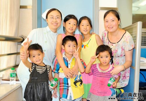 泸州：三例连体婴儿“回家”体检(图1)