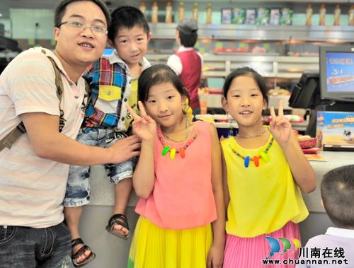 泸州：三例连体婴儿“回家”体检(图9)