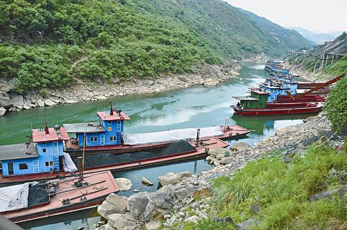 赤水河水位告急 川黔煤运大动脉已停航40余天(图1) 赤水河水位告急 川黔煤运大动脉已停航40余天(图1)