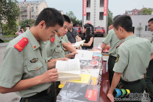 龙马潭区:科技拥军让官兵尽享“书香”(图2) 龙马潭区:科技拥军让官兵尽享“书香”(图2)