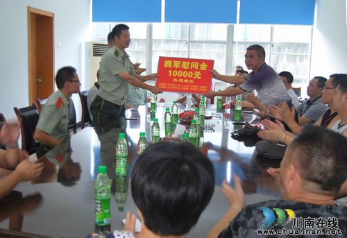 纳溪区政协机关等10单位到部队开展拥军慰问(图1) 纳溪区政协机关等10单位到部队开展拥军慰问(图1)