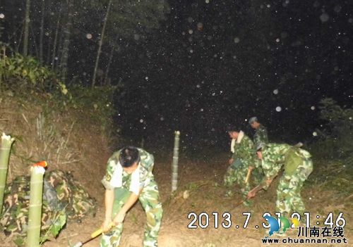 高温引发森林火险 两地消防官兵奋战7小时扑灭大火(图2) 高温引发森林火险 两地消防官兵奋战7小时扑灭大火(图2)