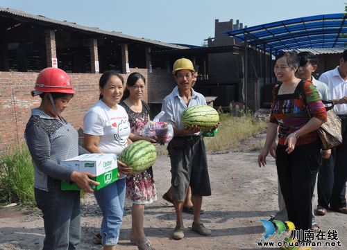 云锦镇:夏日送清凉 关爱在行动(图1) 云锦镇:夏日送清凉 关爱在行动(图1)
