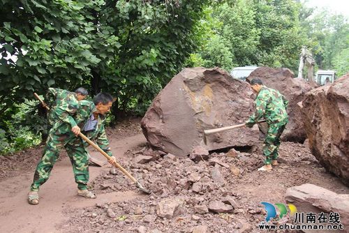 暴雨致泸县云龙境内公路塌方经抢修已恢复畅通(图1) 暴雨致泸县云龙境内公路塌方经抢修已恢复畅通(图1)