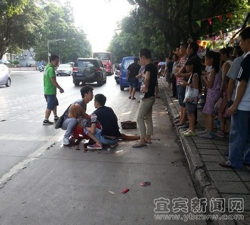 宜宾街头血案:24岁女子大街上被刺数刀(图)(图1) 宜宾街头血案:24岁女子大街上被刺数刀(图)(图1)