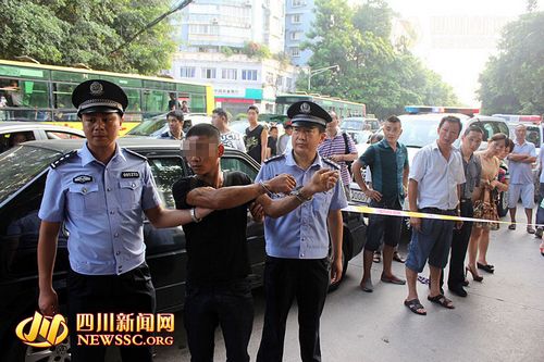 宜宾被当街刺杀女子系"酒托" 警方牵出案中案(图2) 宜宾被当街刺杀女子系"酒托" 警方牵出案中案(图2)