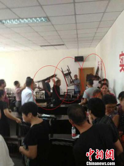 泸州运输企业因规费引发冲突 多名男子举板凳砸人(图1) 泸州运输企业因规费引发冲突 多名男子举板凳砸人(图1)